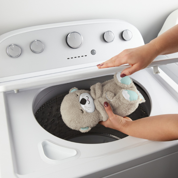 Плюшевый звуковой малыш-выдра Fisher-Price успокой и прижмись
